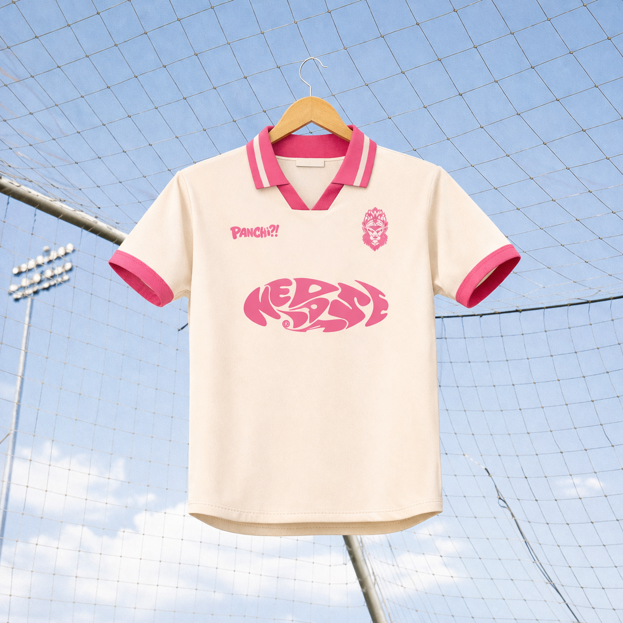 Roze voetbalshirt in doelnet